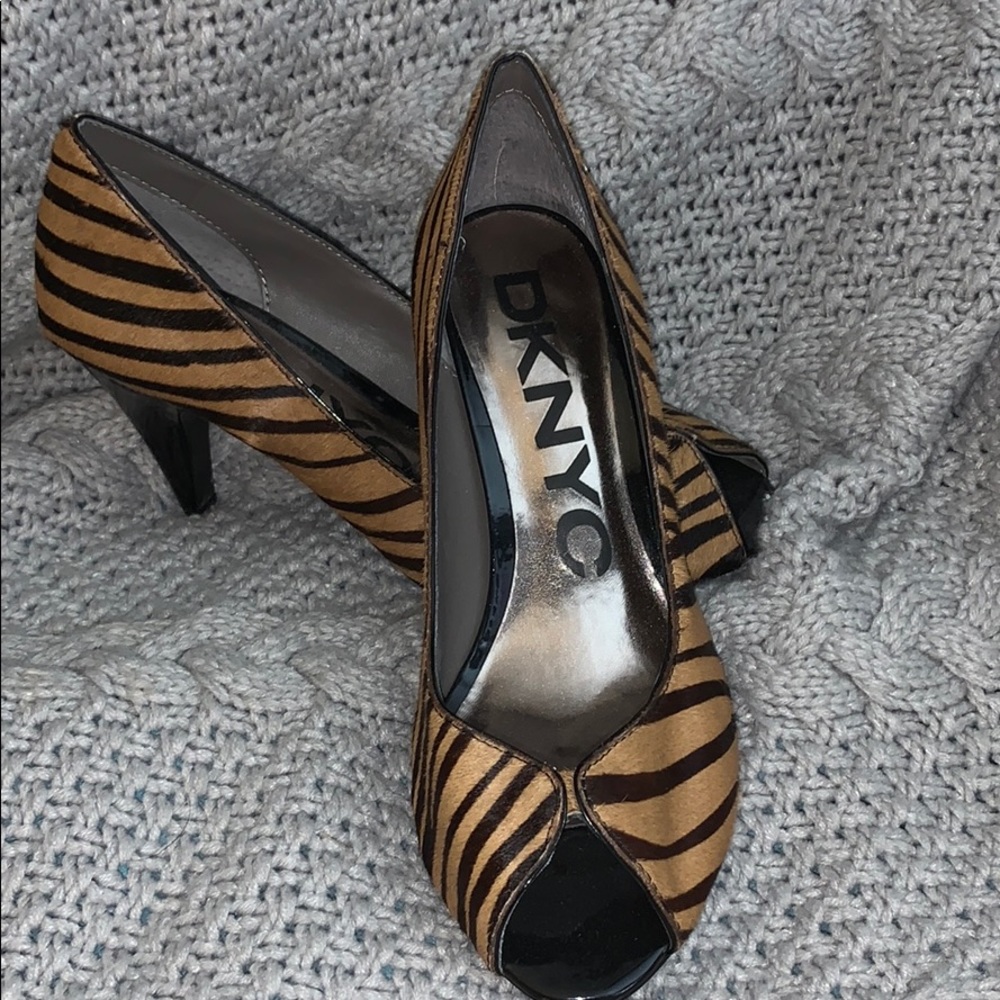 DKNYC 7.5 zebra print Peekaboo so super cute